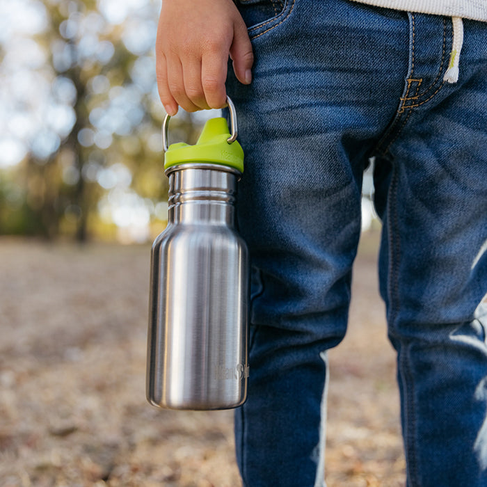 classic-kid-sippy-cap-k8 K12CNSIPPY-BS-kids_sippy_bottle_carry_lifestyle_f9e24b84-a0ae-465d-aad5-3c60c5592b7d.jpg